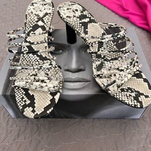 Jennifer lopez Radinka black white snake sandal sz 9 brand new in box